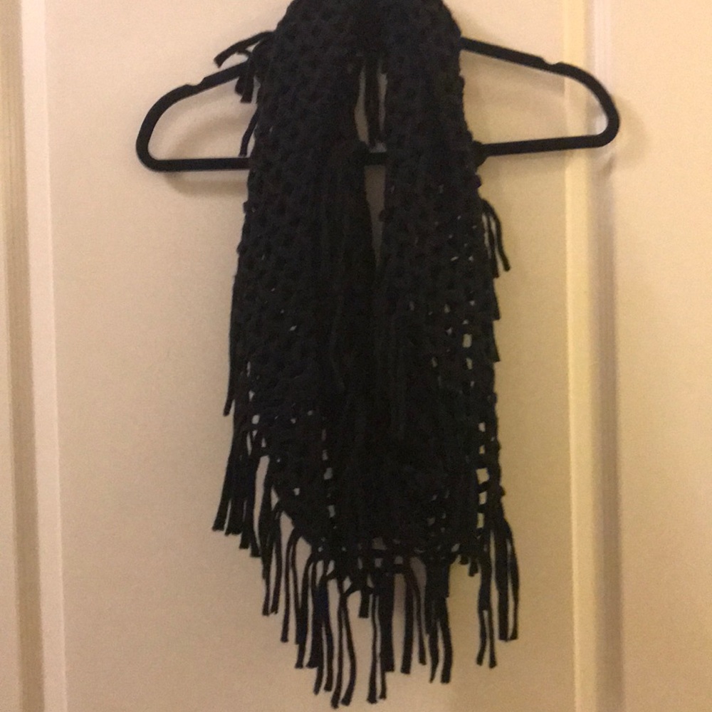 Woven scarf with fringe